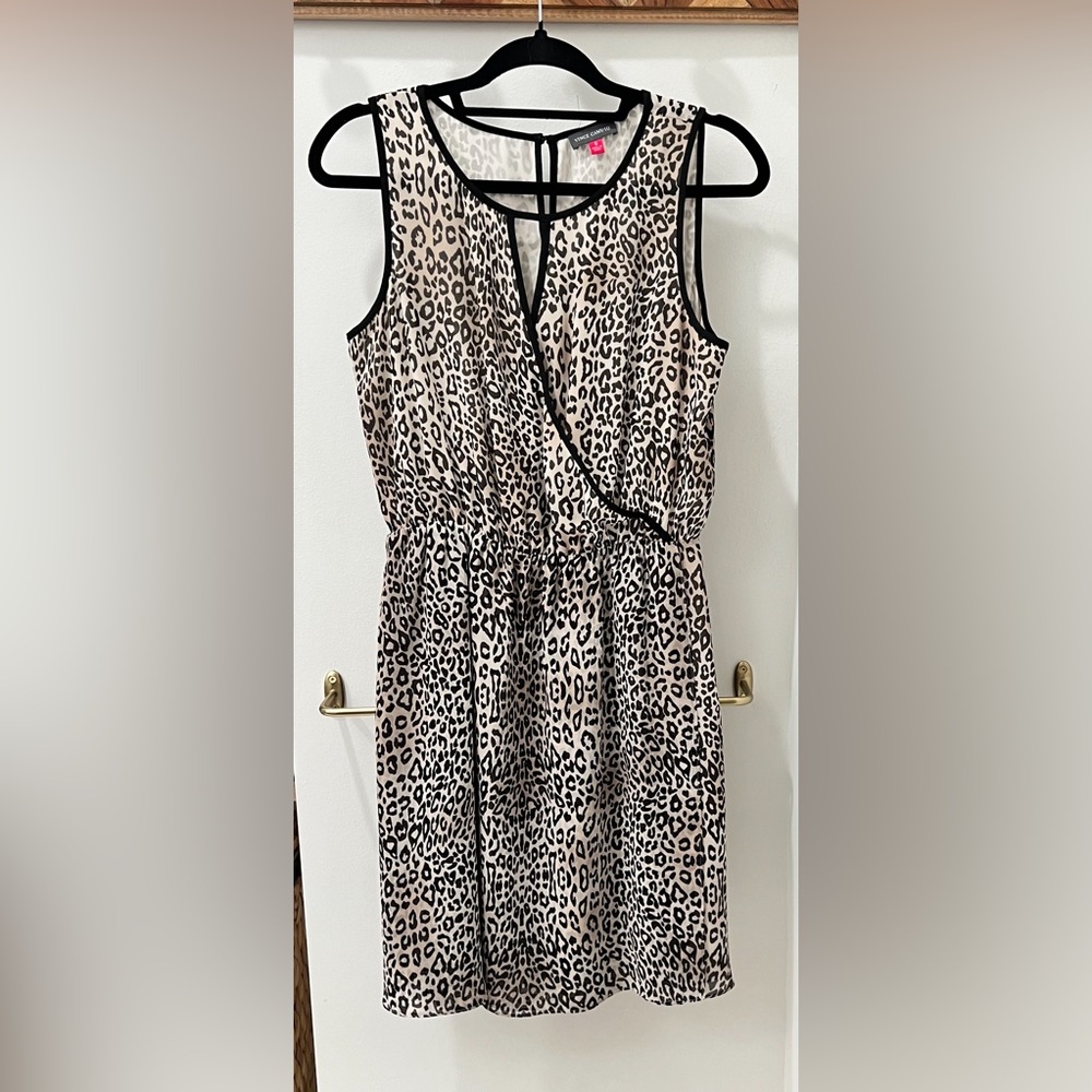 Adorable Vince Camuto leopard print dress
